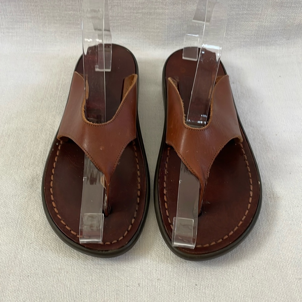 Monro American brown leather sandals. Flip flops women’s size 6